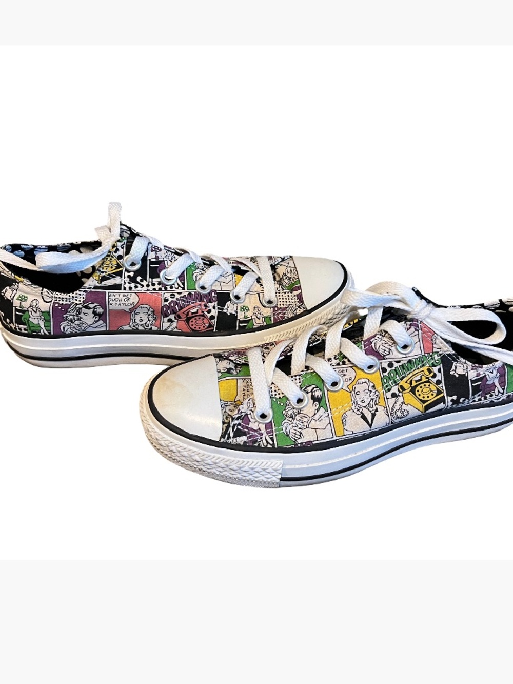 Converse All Stars Low Top Comic Strip Sneakers - women’s size 6 Men size 4!